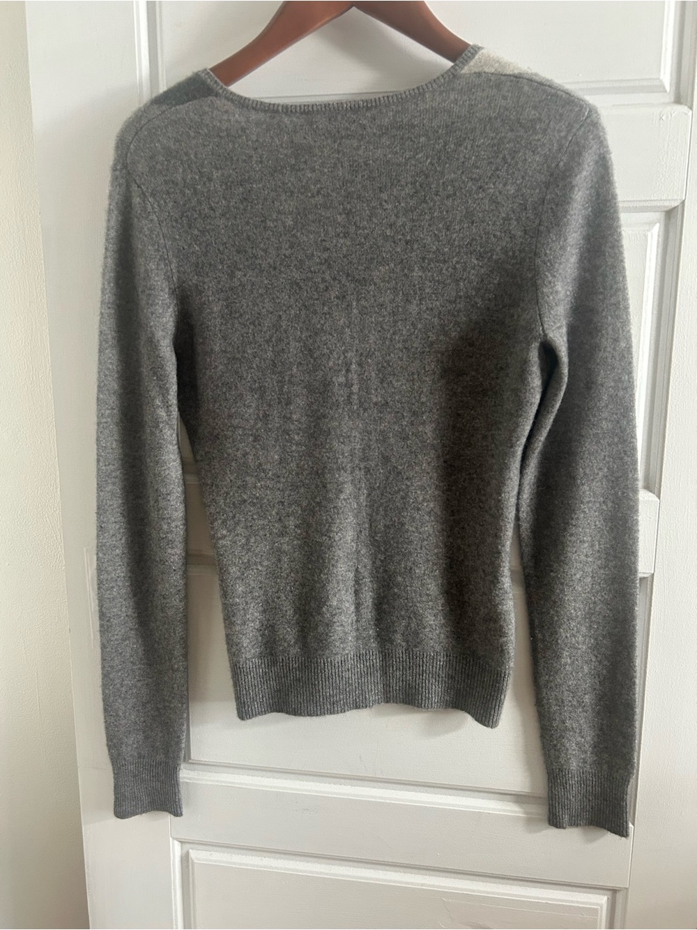 Apt. 9 100% Cashmere Argyle V-Neck Sweater Grey Pink Excellent Condition - Picture 7 of 8